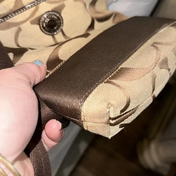 NWOT coach brown signature crossbody with adjustable straps3 big spots nice 👍 - Picture 7 of 13